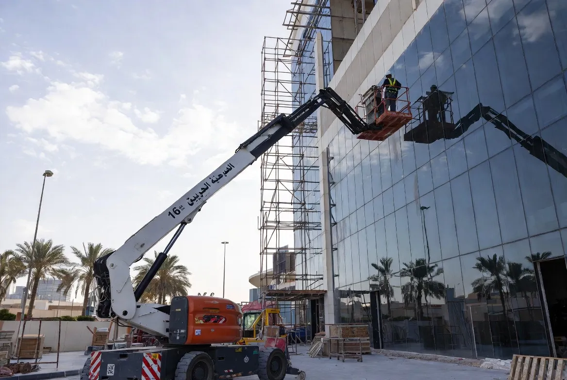 Straight boom manlift 14m for rent in Riyadh