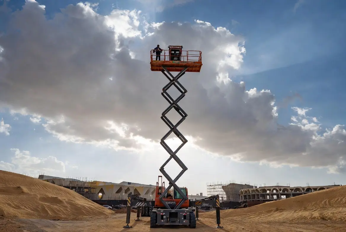 Electric scissor lift 10m in warehouse in Riyadh Industrial City