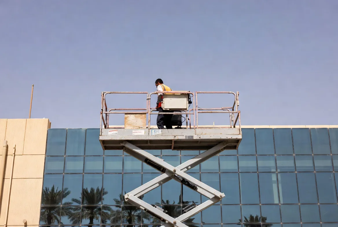 Electric scissor lift 6m for rent in Riyadh - ideal for warehouses